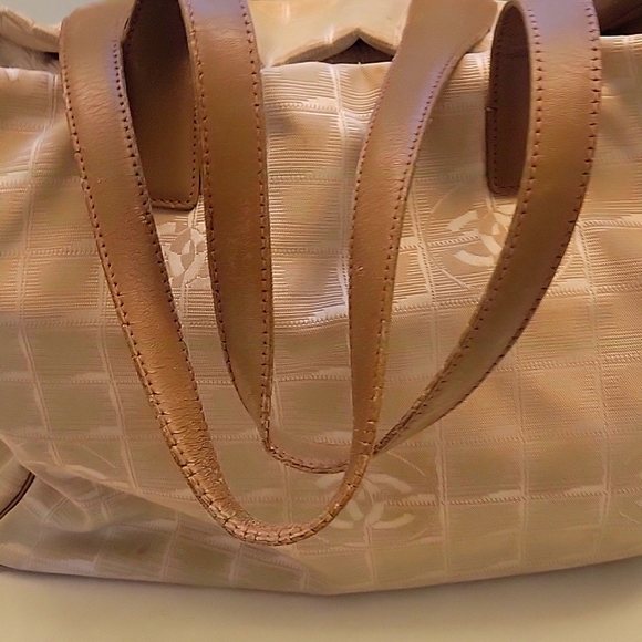 27. Chanel Tote - Picture 5 of 8